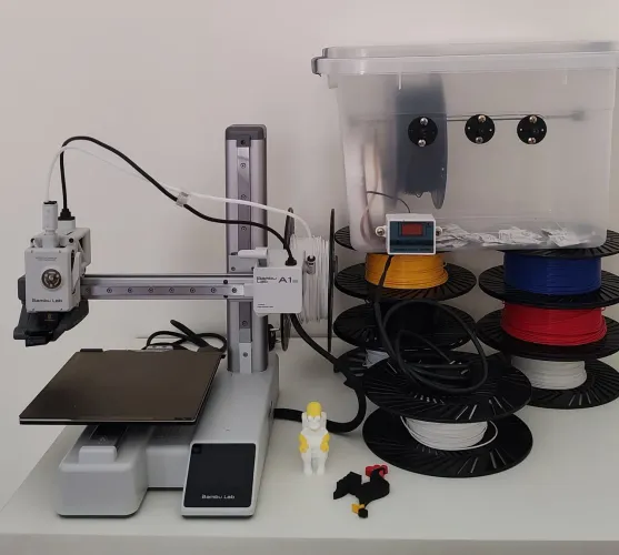 Bambu Lab A1 Mini com secador de filamentos e alguns filamentos