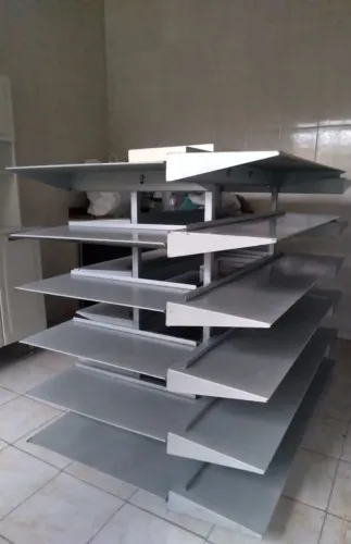 Gôndola Ilha Central com Base Móvel