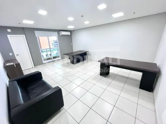 Sala comercial mobiliada de 38m² com 01 banheiro disponível para locação - Nova Ribeirânia
