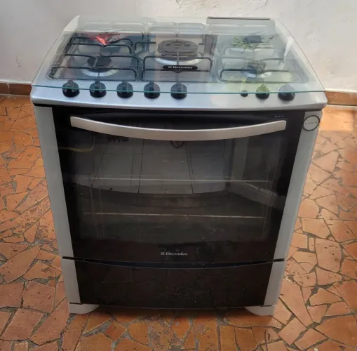Fogão Electrolux 76 TB usado. Parte a gás 100% funcionando.