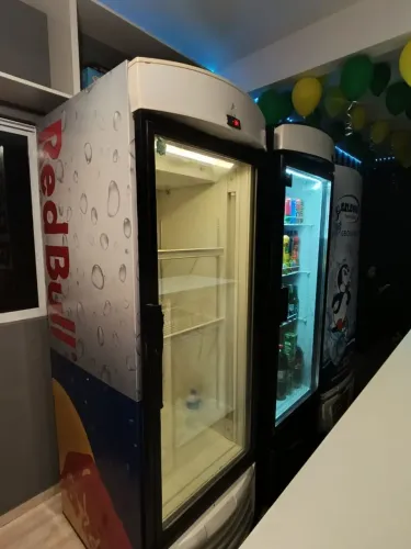 Cervejeira Expositora Porta de Vidro 220V - Perfeita p/ Bar e Adega