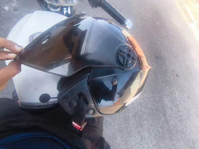 Capacete com intercomunicador pra sair logo