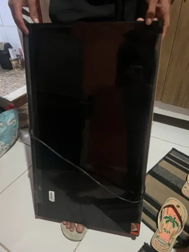 Vende se TV SEMP - 4 meses de uso ideal para retirada de peças ou conserto 