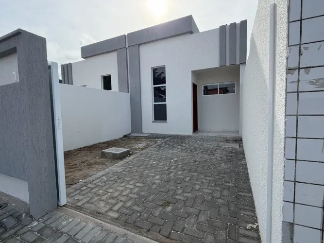 Casa 3 quartos, suíte e garagem.