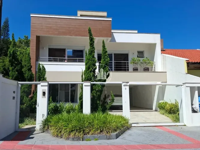 Casa com 3 quartos sendo 1 súite e piscina em Coqueiros - CEN