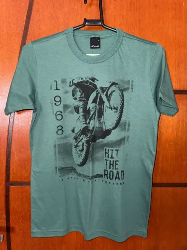 Camiseta verde malwee infantil com etiqueta