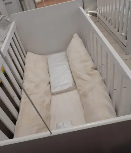 Berço Americano e mini Cama com rodinhas, colchão e protetor impermeável inclusos.
