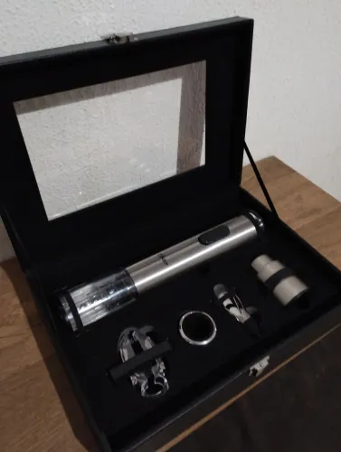 Kit abridor de vinho elétrico Oster, estojo em couro.