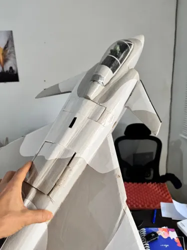 Aeromodelo jato Gripen com motor e hélice