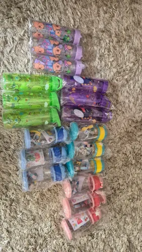 Garrafas escolares várias cores, produto novo.