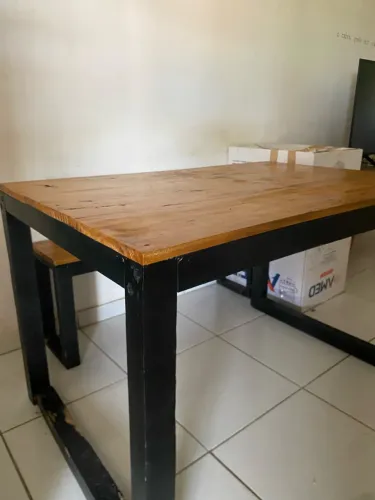 MESA DE MADEIRA COM BANCO