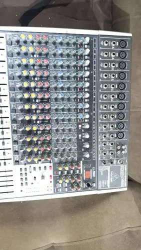 Mesa de Som Behringer