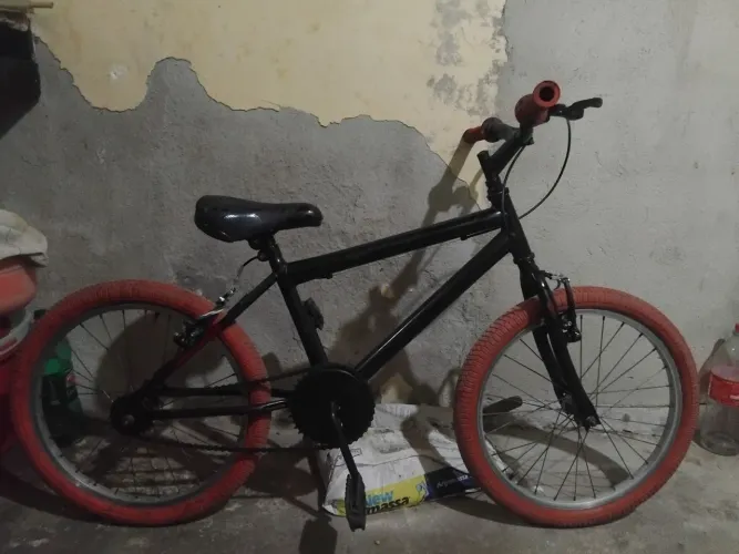 Bike aro 20 estilo BMX com pneu vermelho com os dois freios novos.(bike usada) negociavel