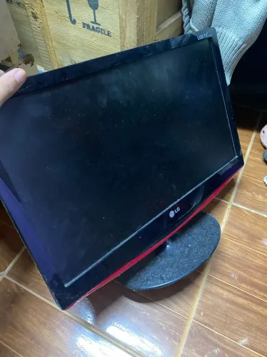 Monitor LG 24( com defeito, liga aparece imagem mais apaga )
