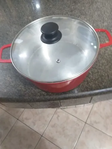 Panela de ferro fundido, com tampa de vidro. Ótima para fazer um Risoto.