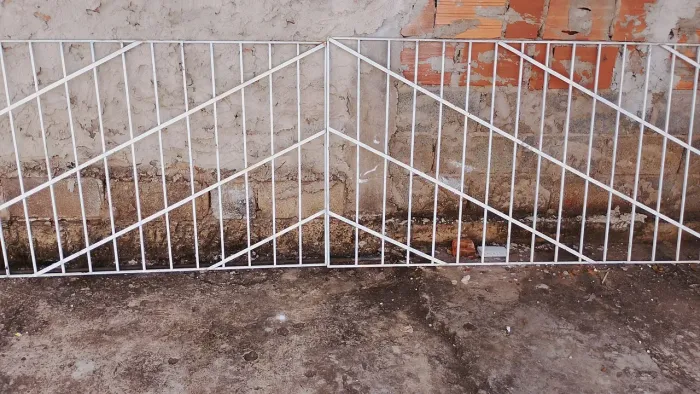 4 Grandes de proteção de janelas medindo 2 metros de comprimento por 1 de altura