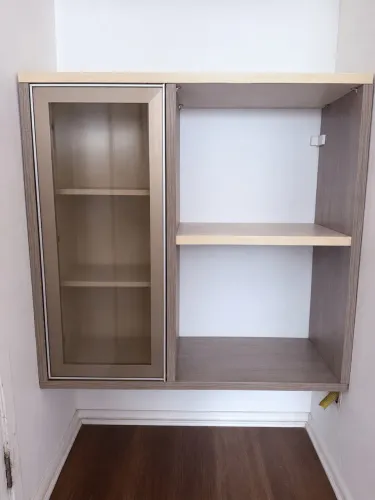 Armário aéreo com porta de vidro (cristaleira)