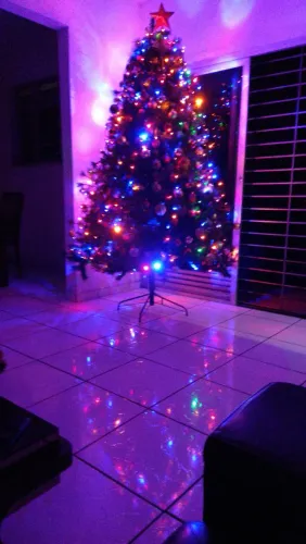 Vende-se está linda árvore de natal, com todas as bolas, os piscas piscas a negociar