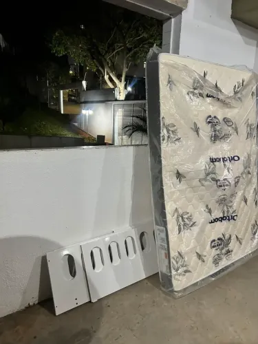 Cama montessoriana de casal com colchão Ortobom.