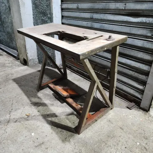 Mesa Para Maquina de Costura Usada