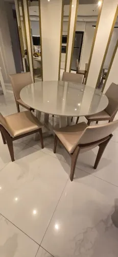 Mesa de jantar com 6 cadeiras