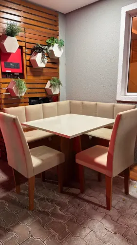 Conjunto mesa e cadeiras