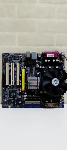 Placa-mãe de computador Foxconn c/ processador Intel Pentium 4 c/ Processador e Memórias