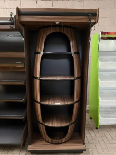 EXPOSITOR TIPO BARRIL PARA VINHOS E BEBIDAS 900X2150X550MM - ART MARKET