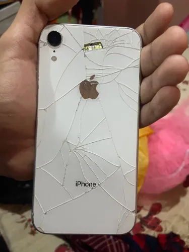 iPhone XR com tampa traseira quebrada.