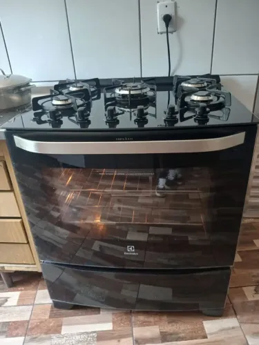 FOGÃO 5 BOCAS ELECTROLUX VIDRO PRETO ESPELHADO AUTOMÁTICO GÁS DE BOTIJÃO GARANTIA 3 MESES