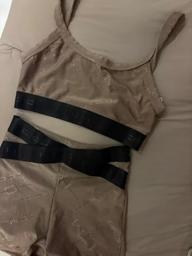 Conjunto fitnesse top e short CCM bege e preto , tam P