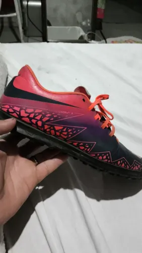 Vendo chuteira society Nike, original.
