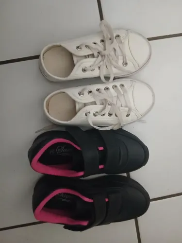 2 Tênis infantil tamanho 29 Branco e Preto e Calça Jeans 6 anos