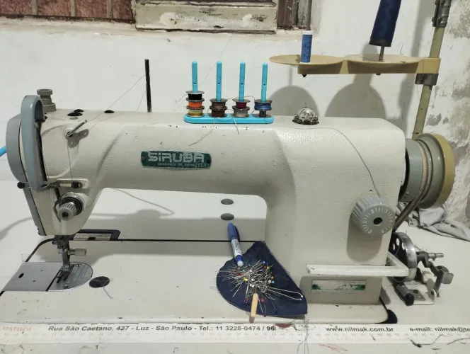 Máquina de costura reta industrial