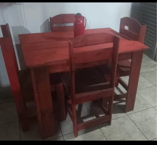 Mesa de tábua rústica com 4 cadeiras 