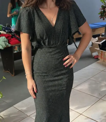 Vestido de festa brilhoso (cabe do P ao G) estica muito