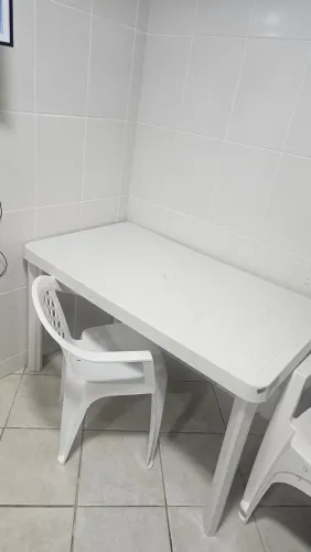 Mesa de plástico com 4 cadeira 