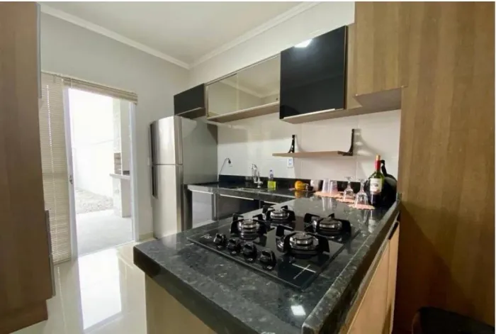 Linda casa com armários, geladeira, cooktop e churrasqueira