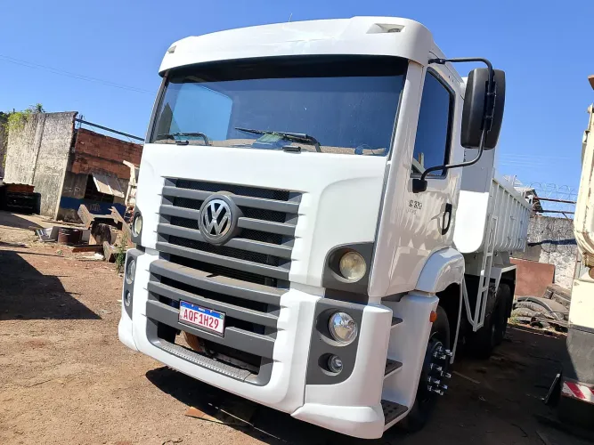 Caminhão Volkswagen 19-320, caçamba 10 metros com leque, ótimo estado 