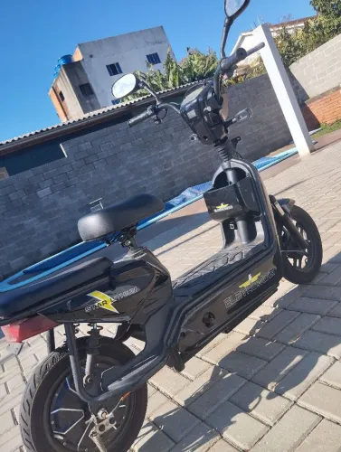 Vende-se escutar elétrica