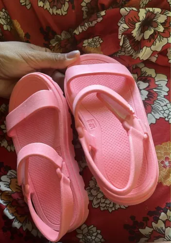 Vendo 2 rasteirinhas em perfeito estado nova