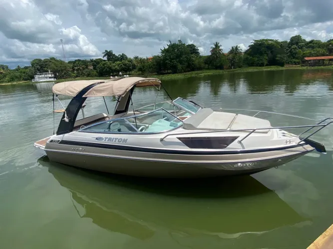 Lancha Triton 23 cabinada (C O T A)