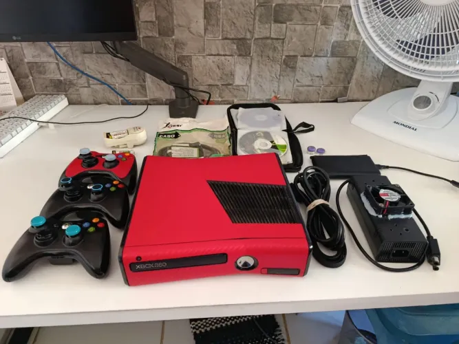 Xbox 360 slim 500gb desbloqueado + 3 controles + cabos + jogos + hd