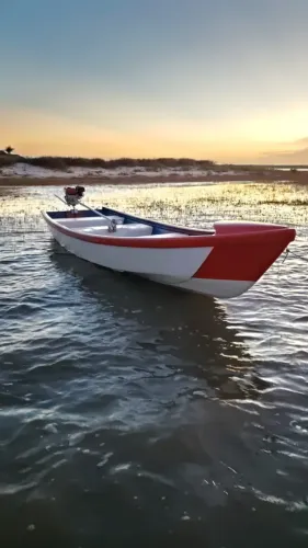 Barco em fibra de vidro 5,76 x 1,51 m