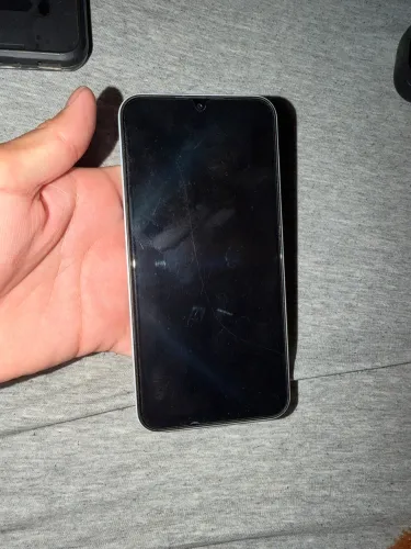 Vendo celular a 15 de 128 gigas pouco tempo de uso não tem nenhum arranhado nem trincado