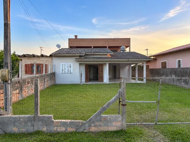 Casa no Centro, 3 Quartos, a 800m do Mar - R$ 260 Mil