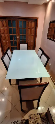 Conjunto Sala de Jantar: Mesa de Vidro 1,80m + 6 Cadeiras de Madeira