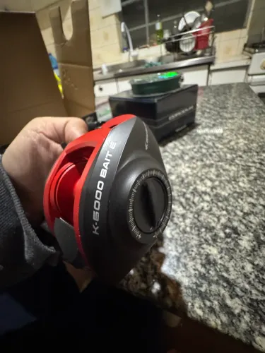 Carretilha kawana bait 6000 esquerdo + varinha + linha