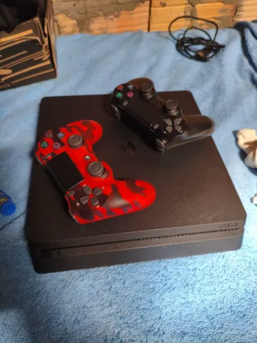 PS4 slim 1 tera de armazenamento 2 controles 