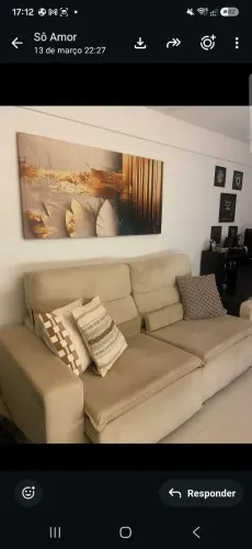 Sofá bege dois lugares